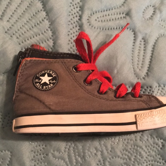 Super cute Kids Converse tennis shoes in very good condition. Size 8 - Picture 2 of 7